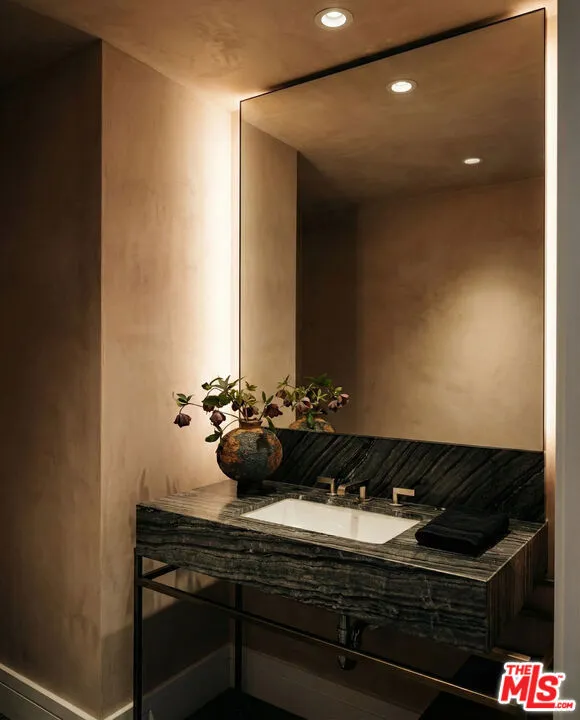 211 W Elm Court #34B Los Angeles, CA 90067