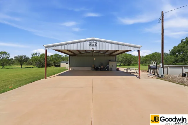 152 E County Road 304 Jourdanton, TX 78026