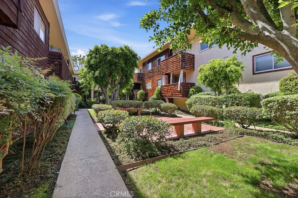 5400 Newcastle Avenue #45 Encino, CA 91316