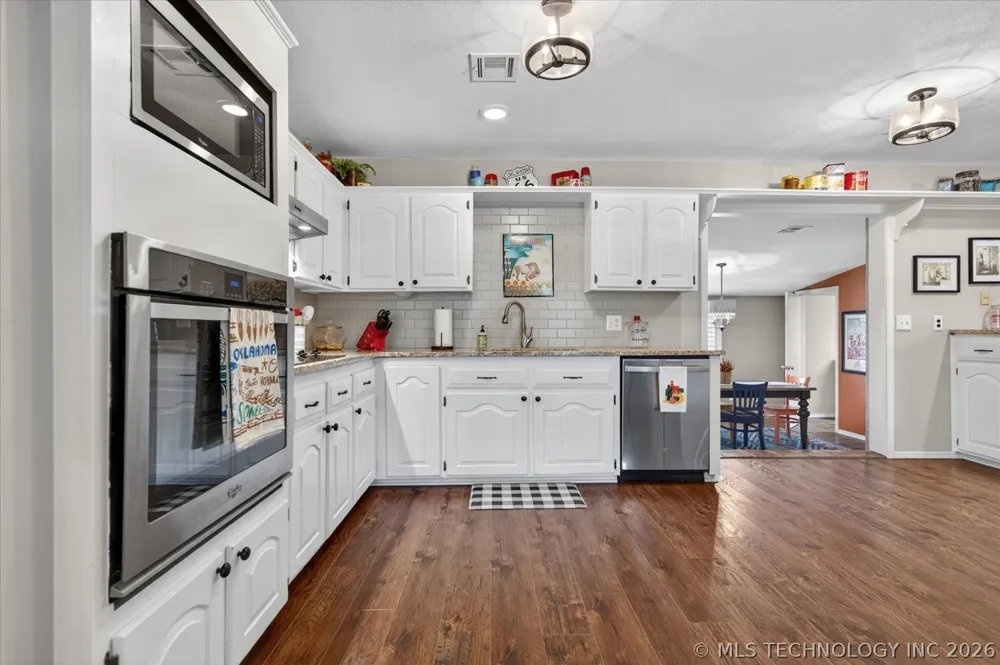 2516 Williamsburg Street S Bartlesville, OK 74006