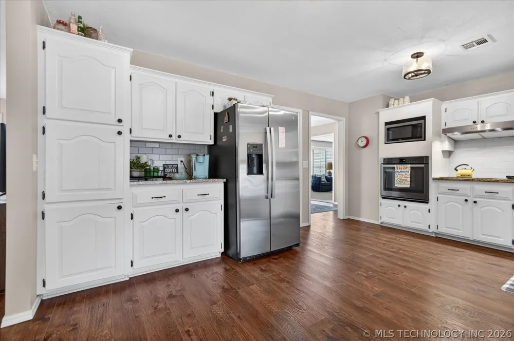 2516 Williamsburg Street S Bartlesville, OK 74006