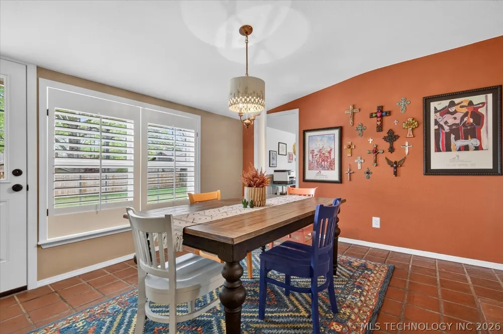 2516 Williamsburg Street S Bartlesville, OK 74006