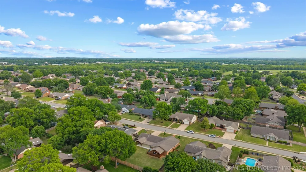 2516 Williamsburg Street S Bartlesville, OK 74006