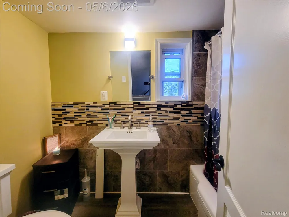 17134 Brady Redford Charter Township, MI 48240