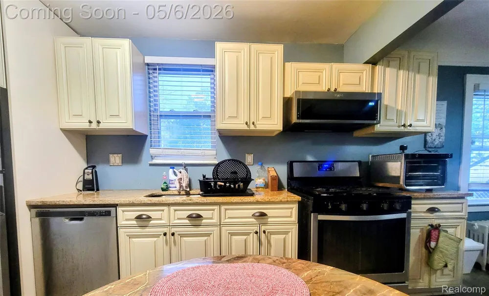 17134 Brady Redford Charter Township, MI 48240