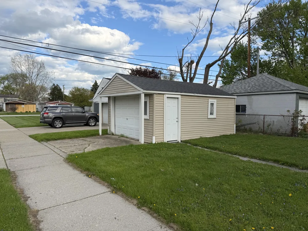 22864 Piper Avenue Eastpointe, MI 48021