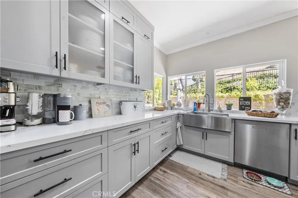 23900 Arminta West Hills, CA 91304