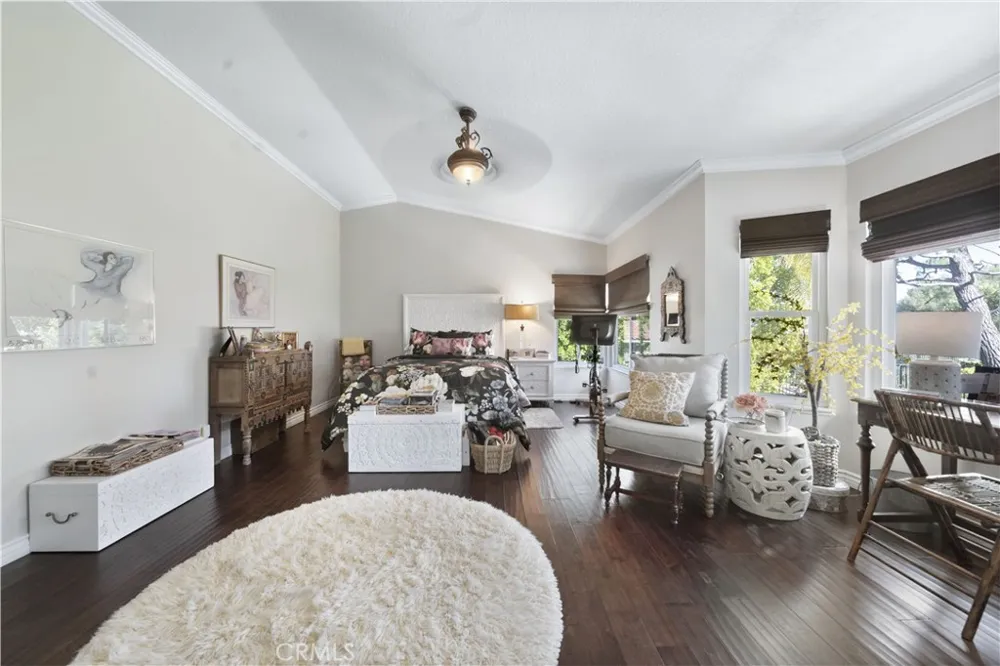 23900 Arminta West Hills, CA 91304