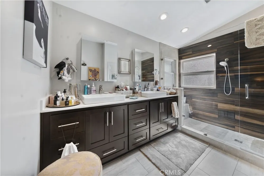 23900 Arminta West Hills, CA 91304