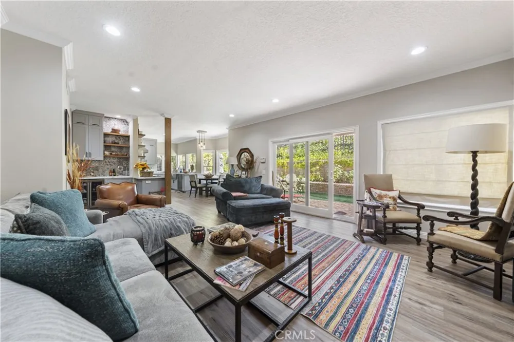23900 Arminta West Hills, CA 91304