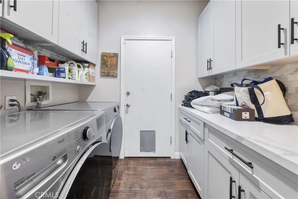 23900 Arminta West Hills, CA 91304