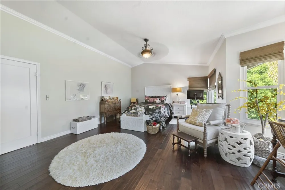 23900 Arminta West Hills, CA 91304