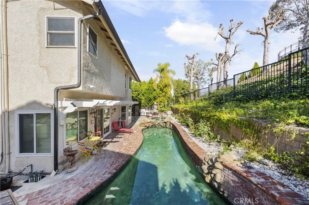 23900 Arminta West Hills, CA 91304