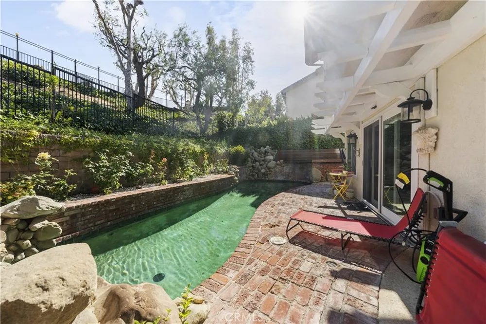 23900 Arminta West Hills, CA 91304