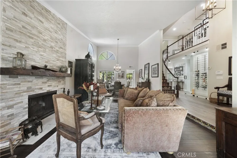 23900 Arminta West Hills, CA 91304