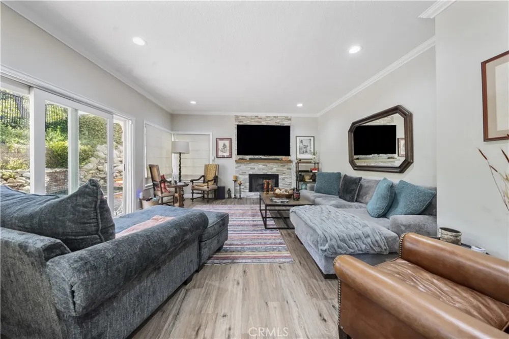 23900 Arminta West Hills, CA 91304
