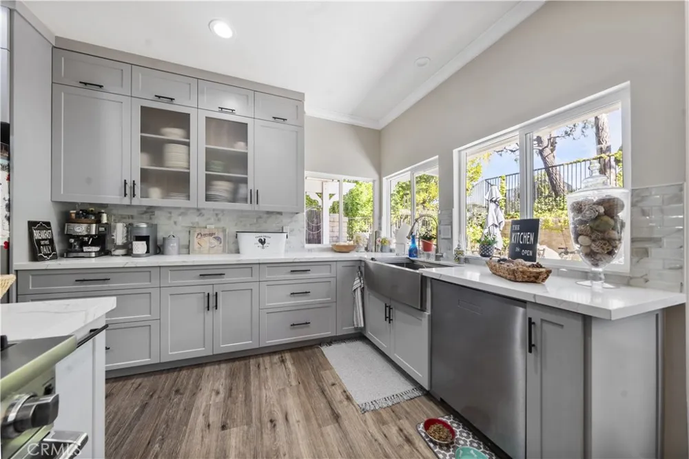 23900 Arminta West Hills, CA 91304