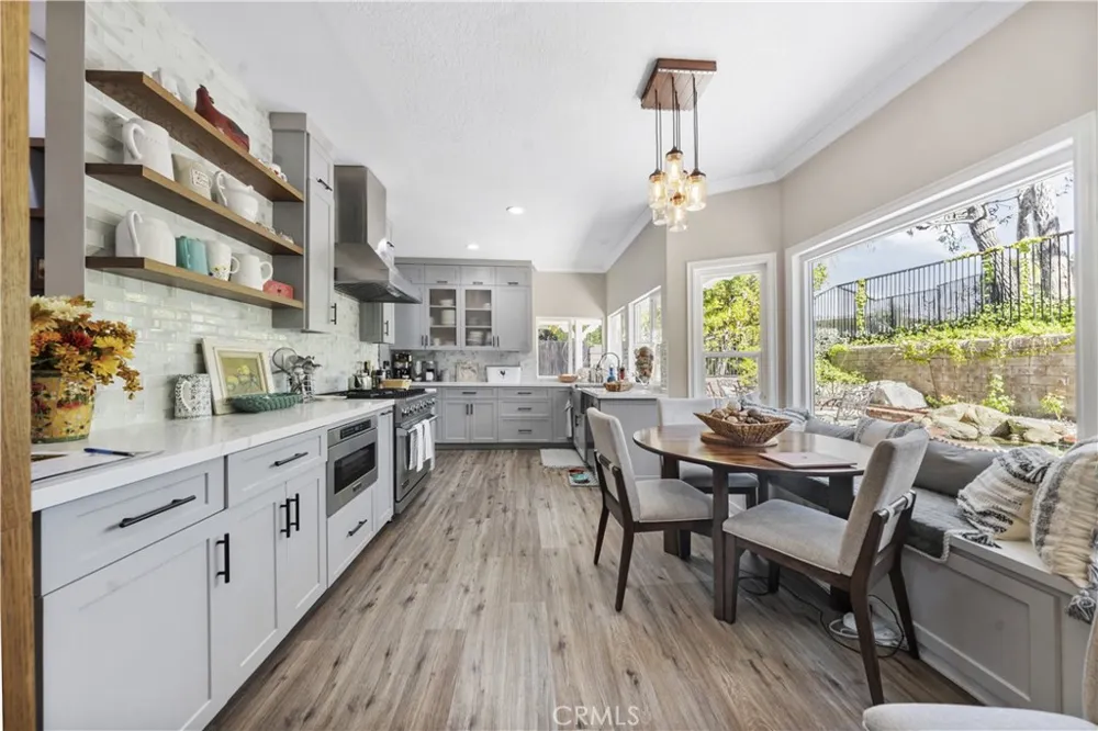 23900 Arminta West Hills, CA 91304