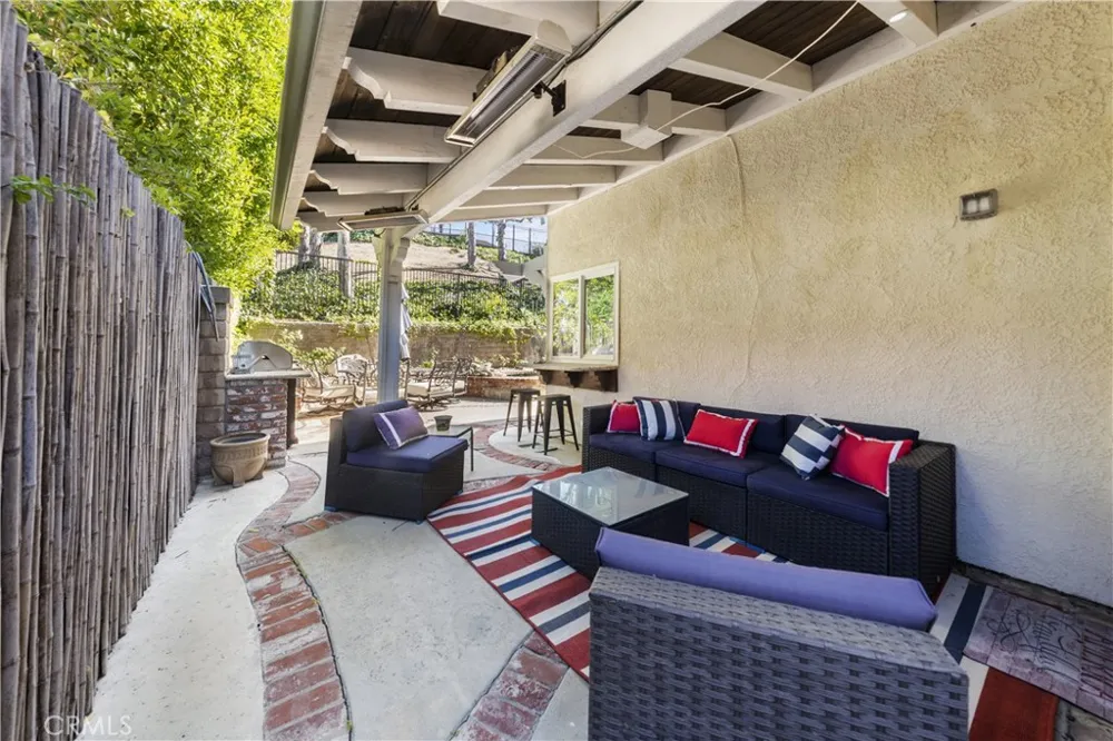 23900 Arminta West Hills, CA 91304