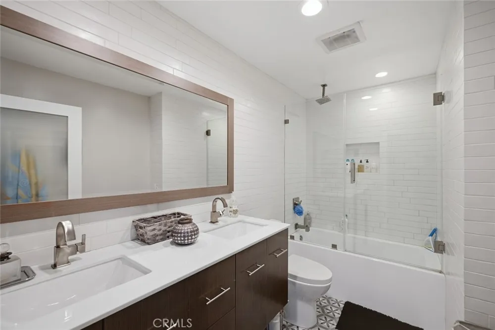 23900 Arminta West Hills, CA 91304