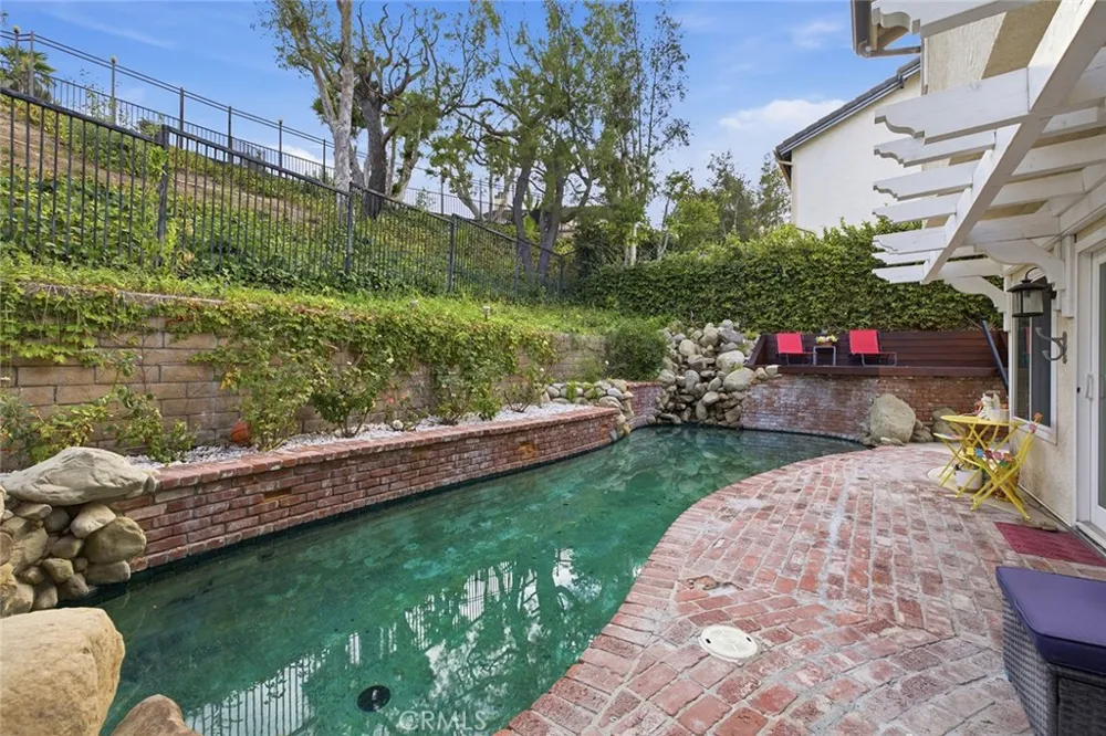 23900 Arminta West Hills, CA 91304