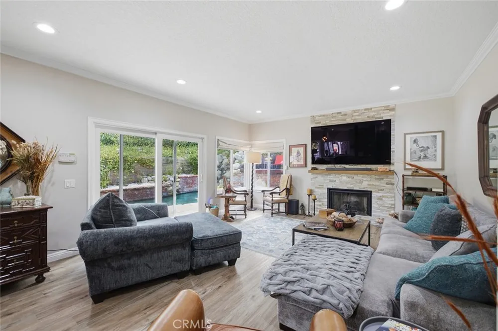 23900 Arminta West Hills, CA 91304