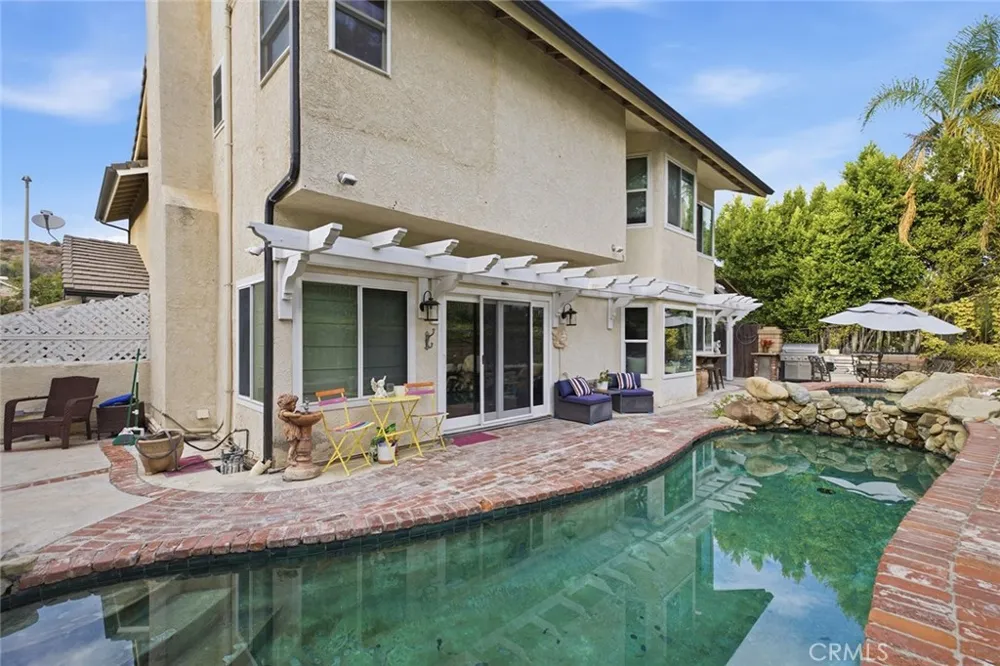 23900 Arminta West Hills, CA 91304