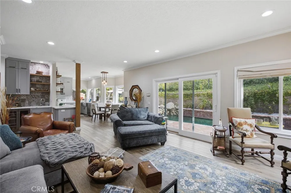 23900 Arminta West Hills, CA 91304