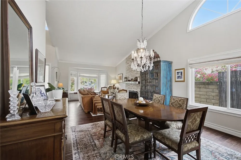 23900 Arminta West Hills, CA 91304