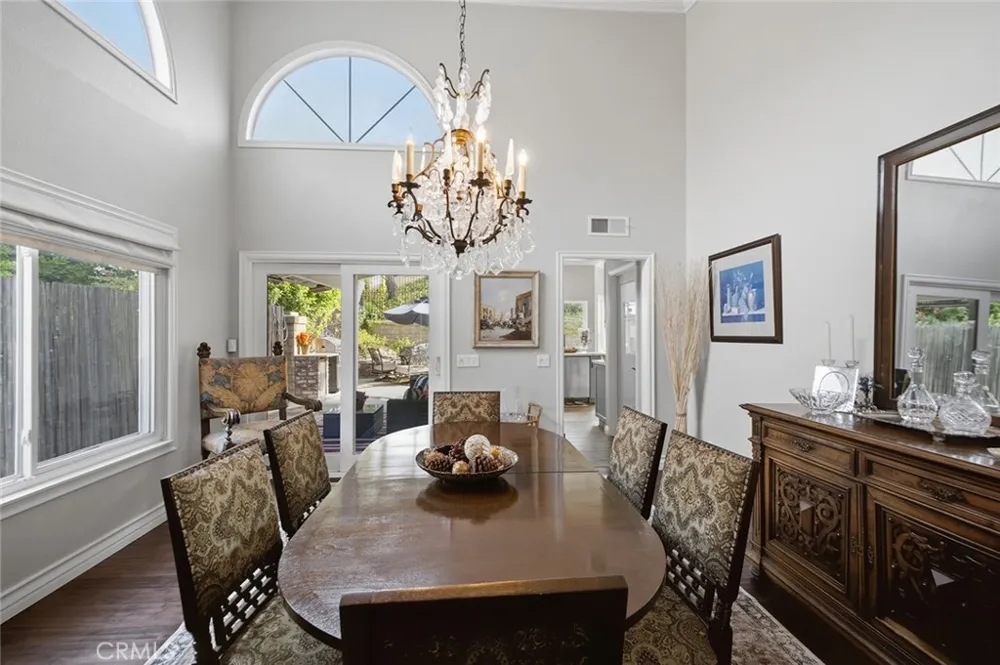 23900 Arminta West Hills, CA 91304