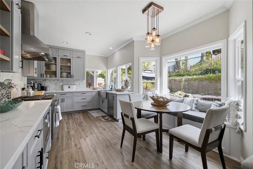 23900 Arminta West Hills, CA 91304