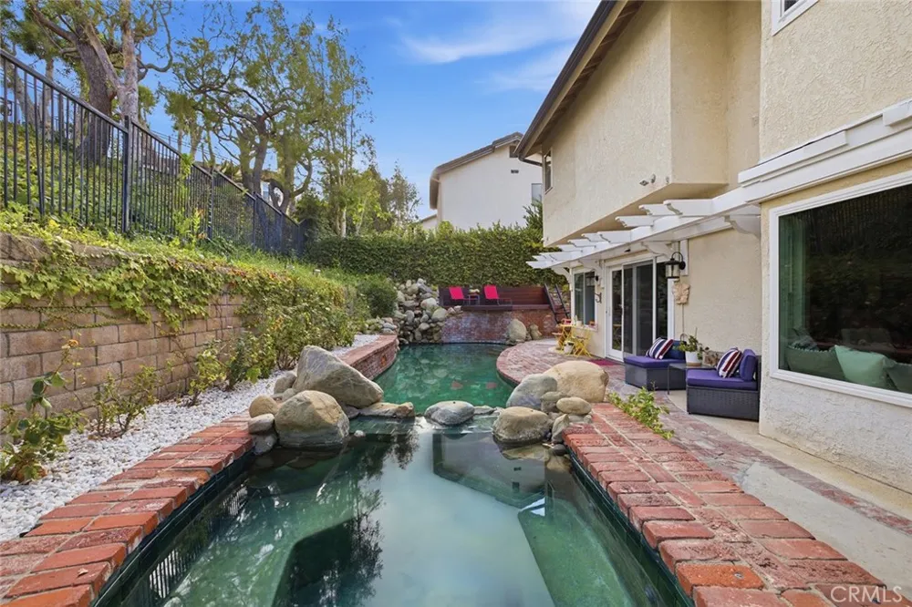 23900 Arminta West Hills, CA 91304