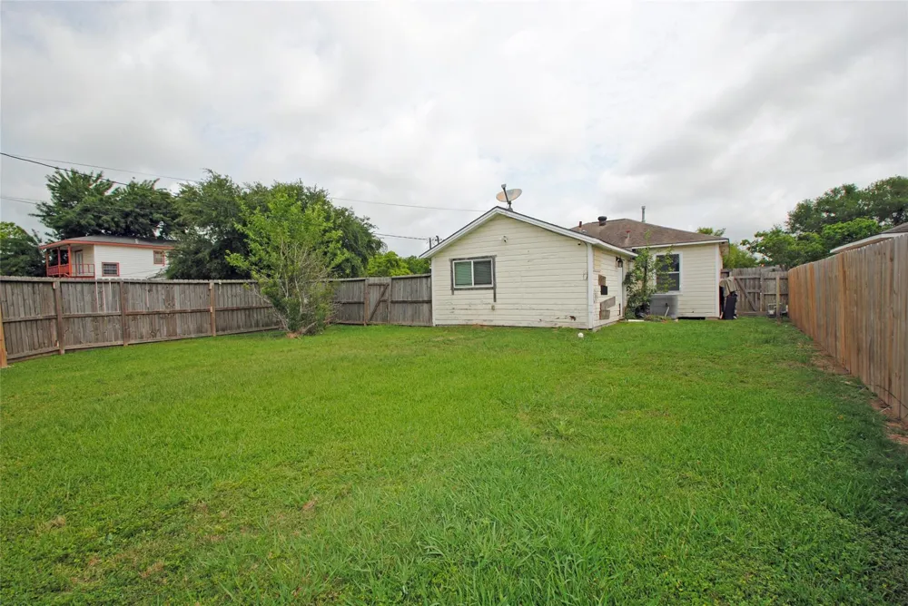 1231 W 7th Street Freeport, TX 77541