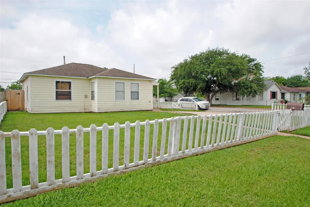 1231 W 7th Street Freeport, TX 77541