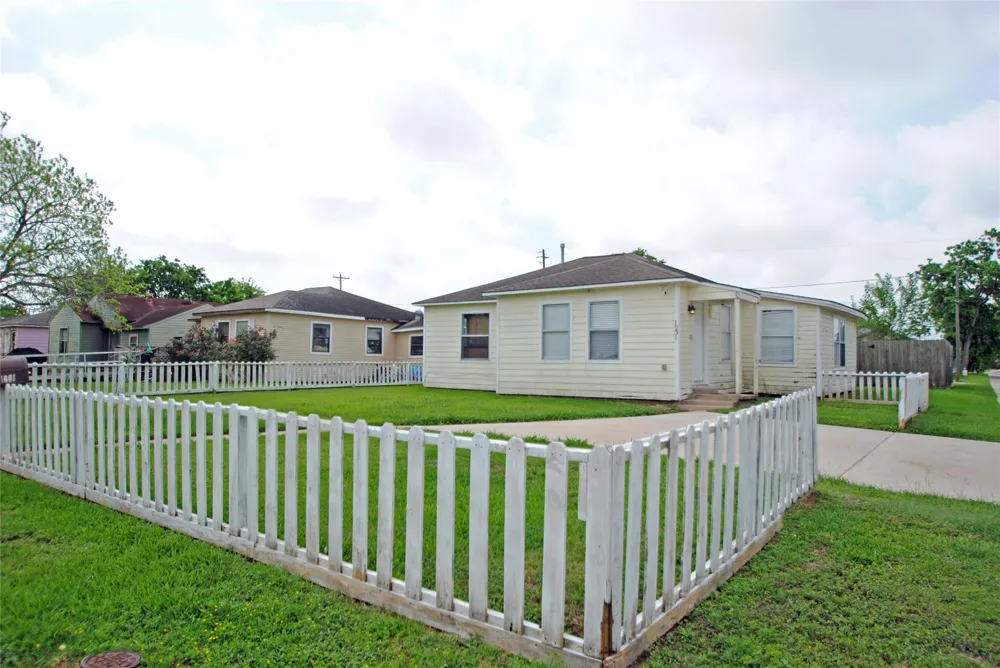 1231 W 7th Street Freeport, TX 77541