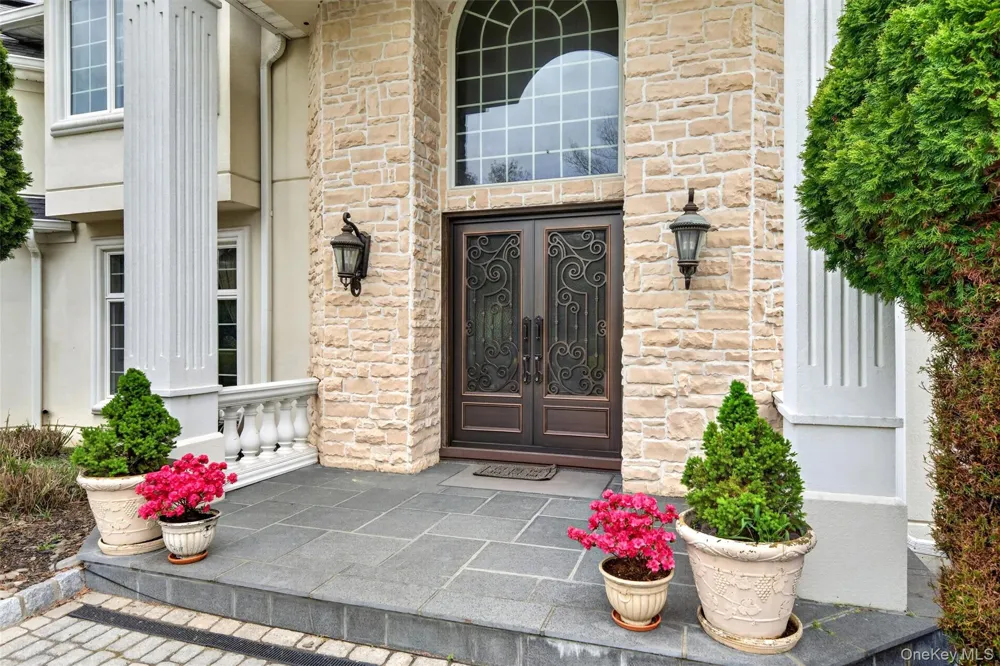 23 Greenwich Avenue Woodbury, NY 10917