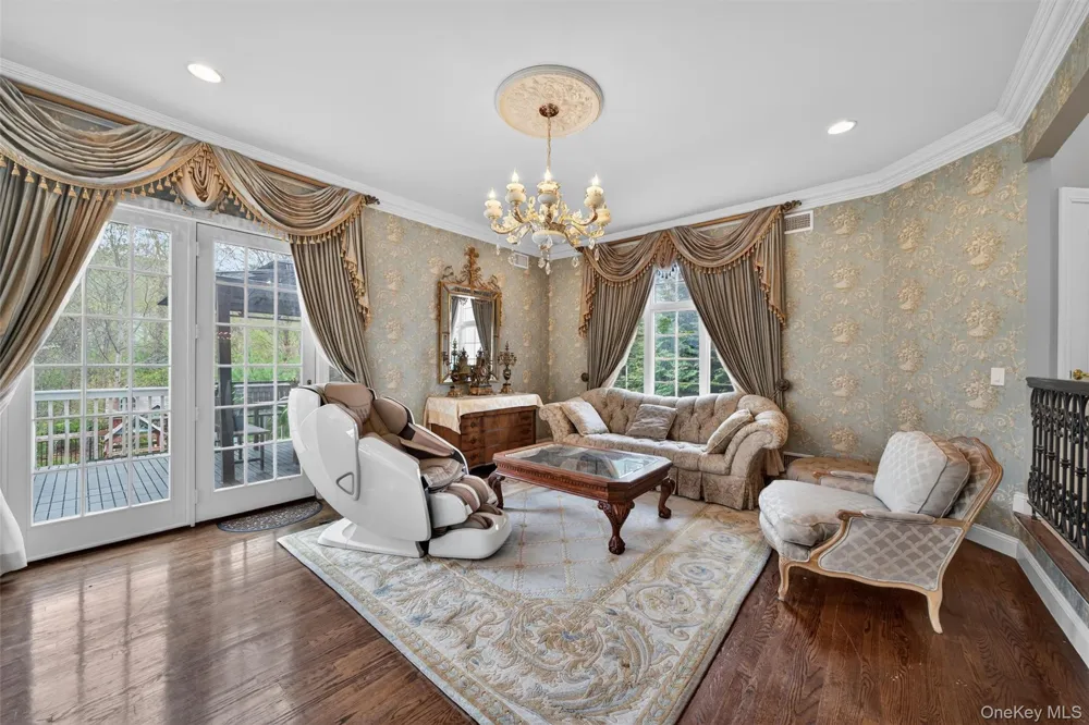 23 Greenwich Avenue Woodbury, NY 10917