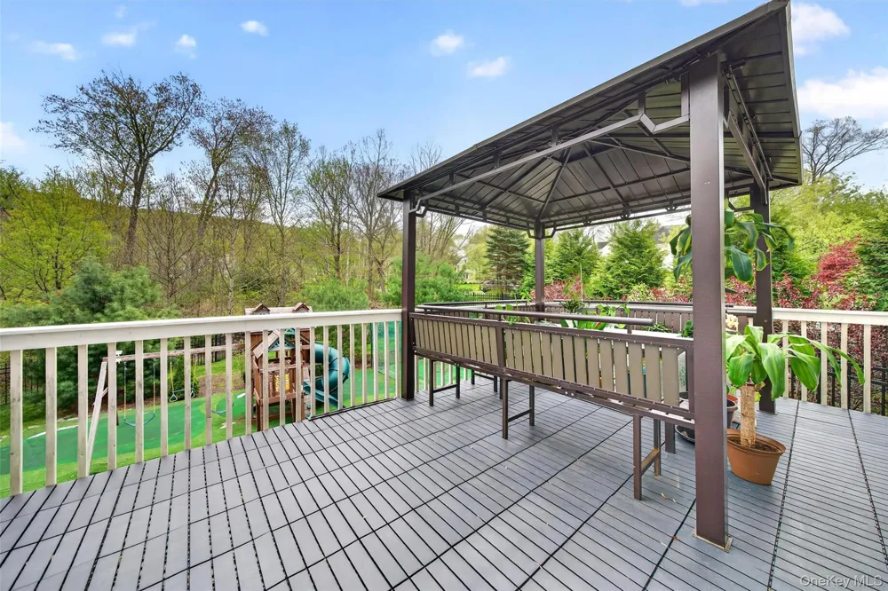 23 Greenwich Avenue Woodbury, NY 10917