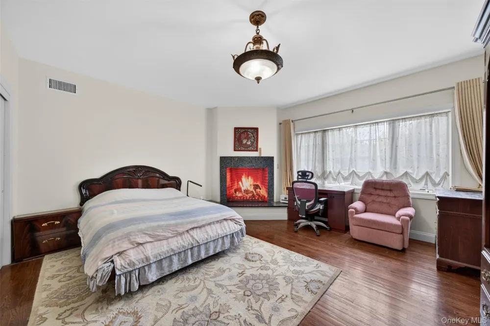 23 Greenwich Avenue Woodbury, NY 10917