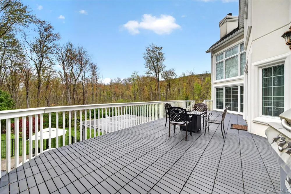 23 Greenwich Avenue Woodbury, NY 10917