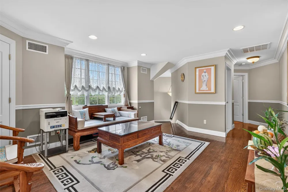23 Greenwich Avenue Woodbury, NY 10917