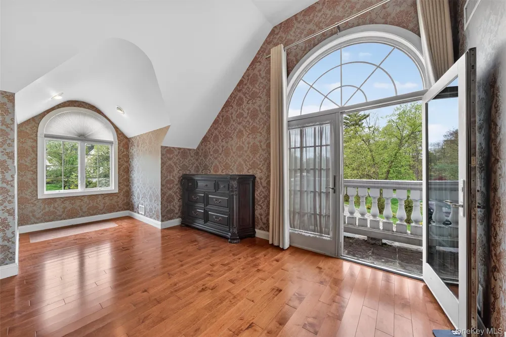 23 Greenwich Avenue Woodbury, NY 10917