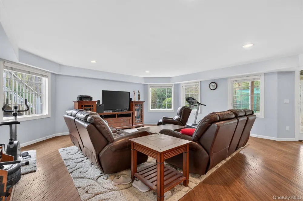 23 Greenwich Avenue Woodbury, NY 10917