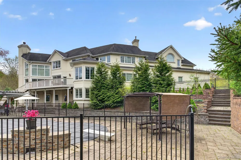 23 Greenwich Avenue Woodbury, NY 10917