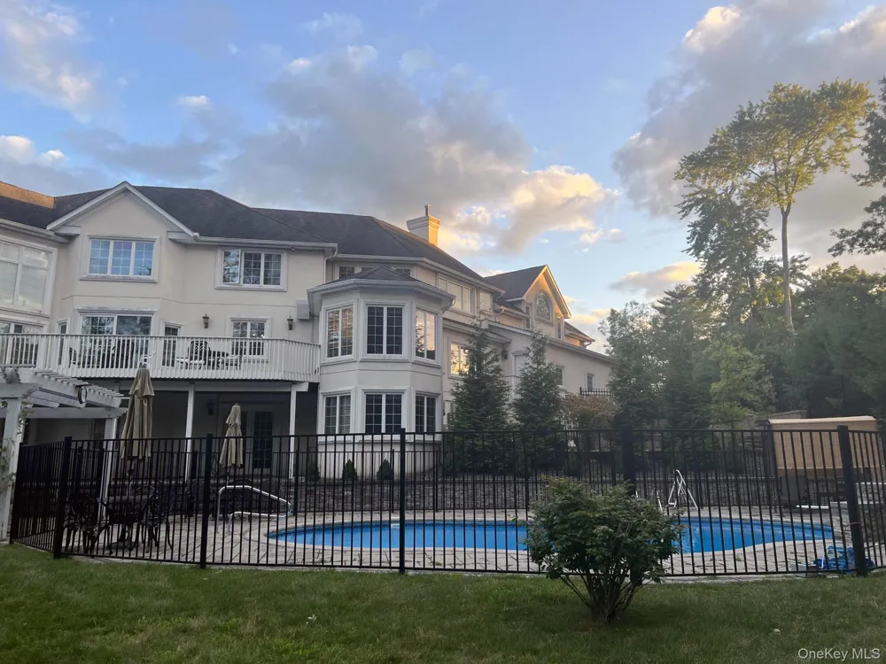 23 Greenwich Avenue Woodbury, NY 10917