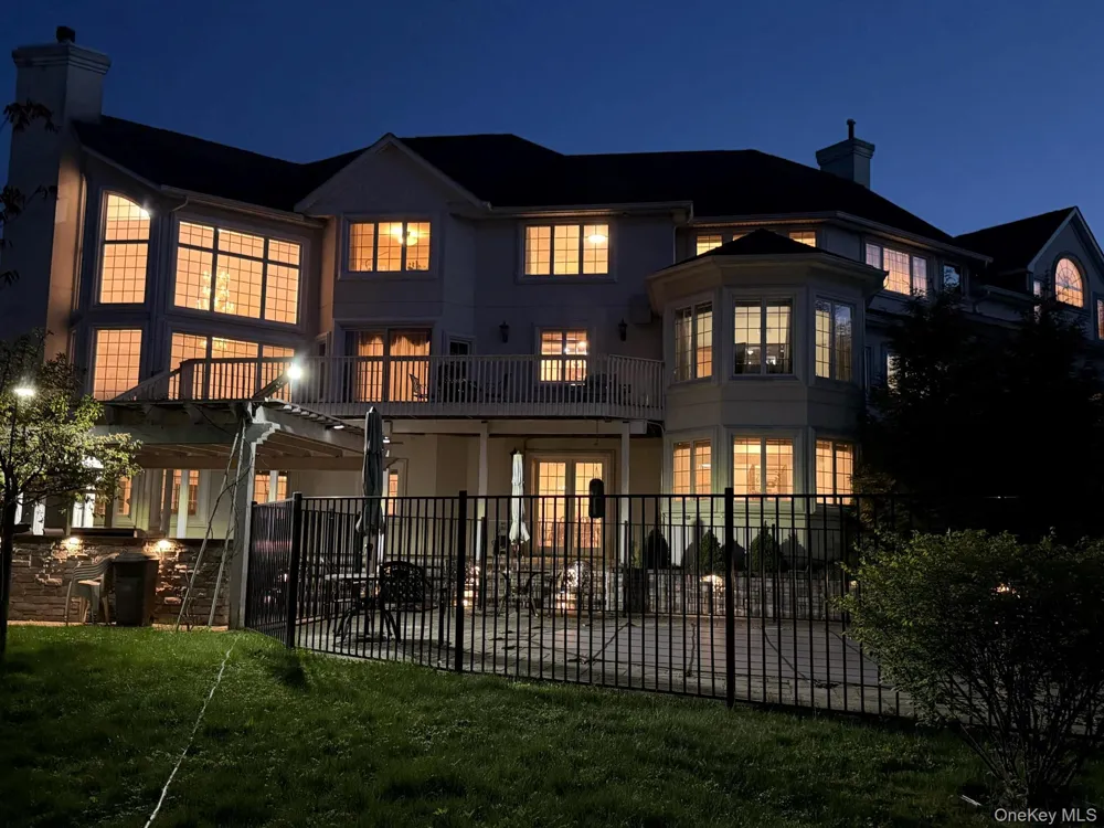 23 Greenwich Avenue Woodbury, NY 10917