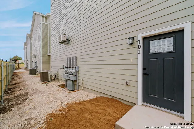 1502 S Walters San Antonio, TX 78210