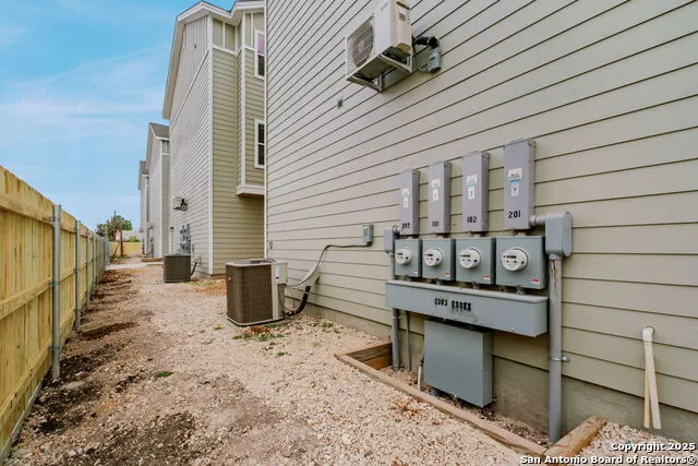 1502 S Walters San Antonio, TX 78210