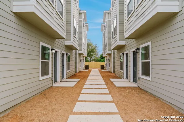 1502 S Walters San Antonio, TX 78210