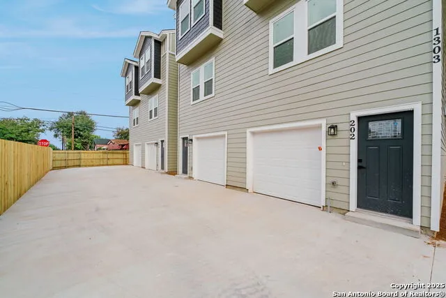 1502 S Walters San Antonio, TX 78210